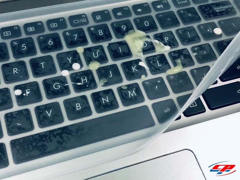 Cách bảo vệ bàn phím laptop bằng tấm phủ bàn phím