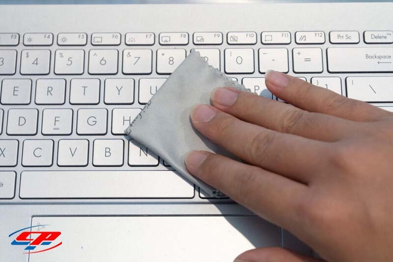 Cách bảo vệ bàn phím laptop là sử dụng khăn mềm ẩm khi vệ sinh