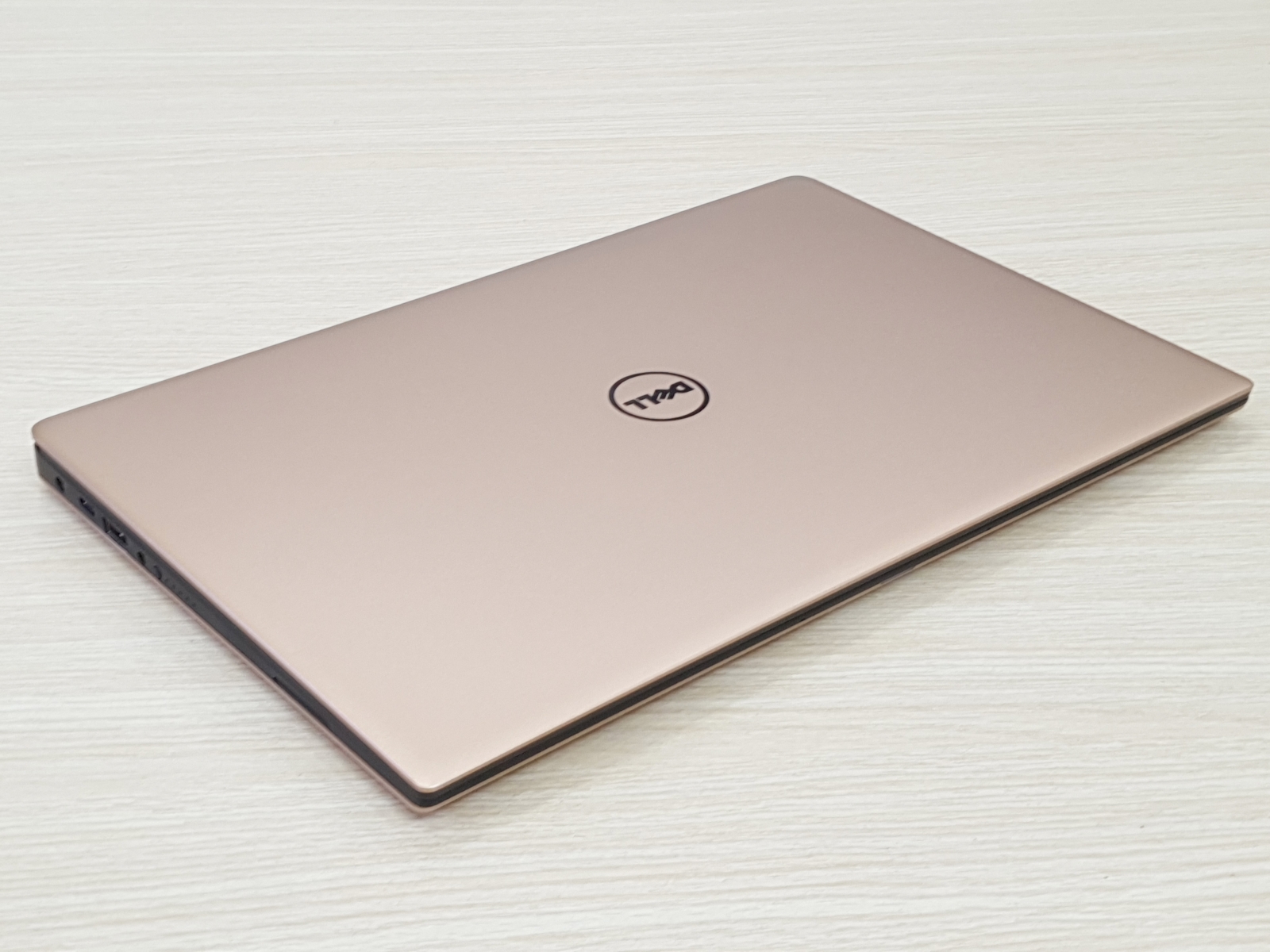 Dell xps 9360 (GOLD) i7 8565 ram 16gb ssd 256gb 13.3inch Full HD vỏ nhôm màu gold siêu hiếm