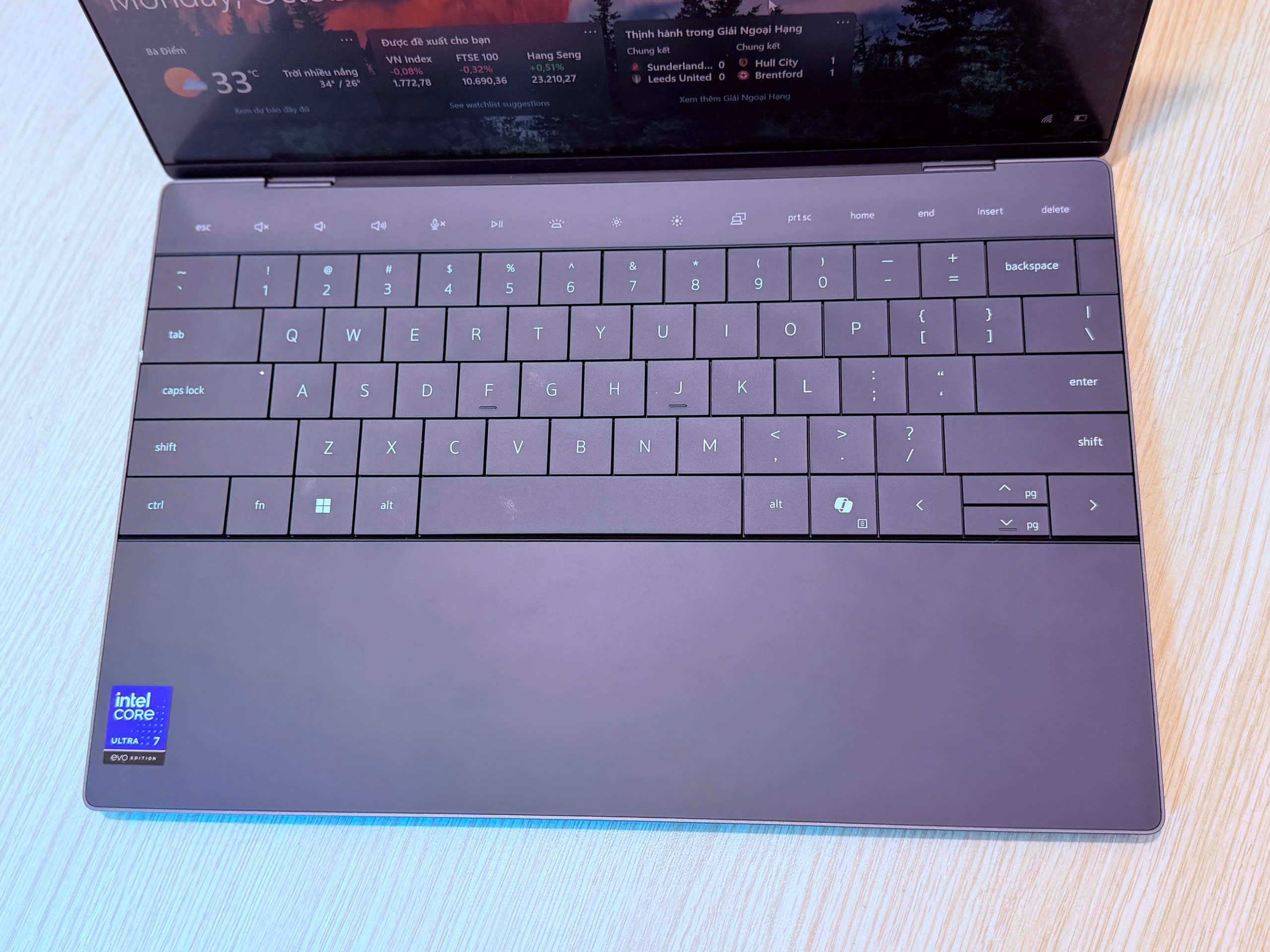 So sánh Dell XPS 9350 và XPS 9440: Nên mua máy nào?